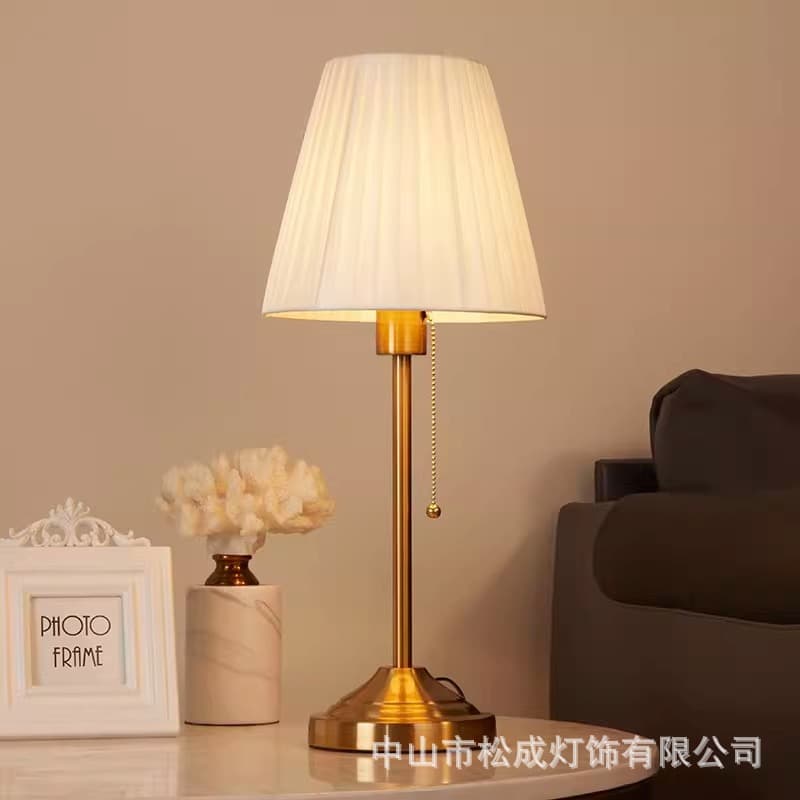 Retro Bedside Lamp for Bedroom, Nordic American Light Luxury European Modern Minimalist Creative Desk Warm Pull-String Small Table Lamp