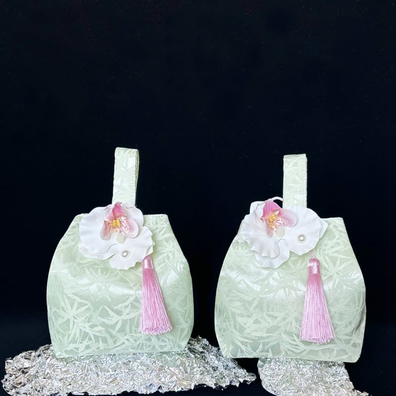 New Chinese-style orchid and tulip wrist pouches, matching accessories for traditional outfits, wedding salon gift bags.