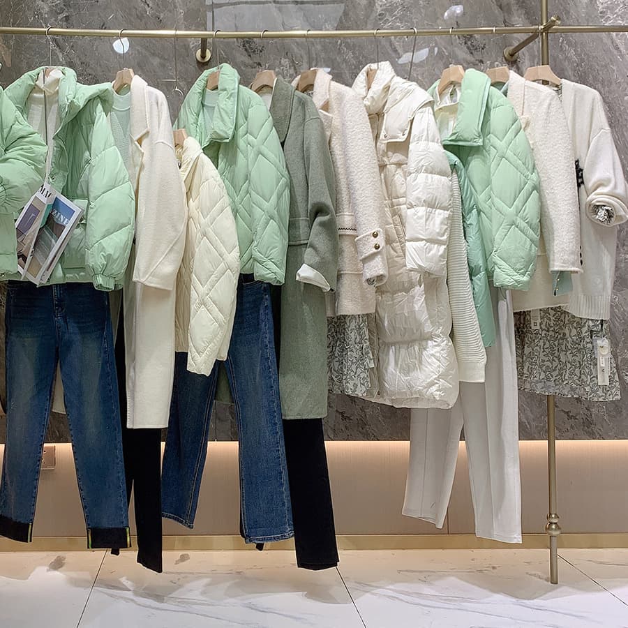 Exclusive brand-name clearance sales, women's clothing, end-of-line stock, wholesale, down jackets, live streaming, physical store sourcing.