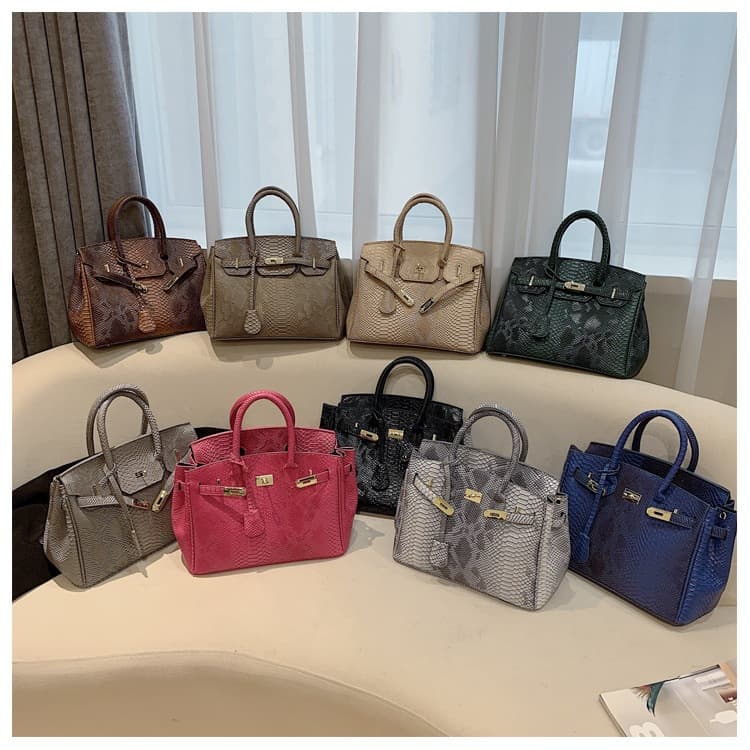 European and American Retro Snakeskin Pattern Handbag for Women 2026 New Trendy Crossbody Shoulder Bag Large Capacity Commuter Bag