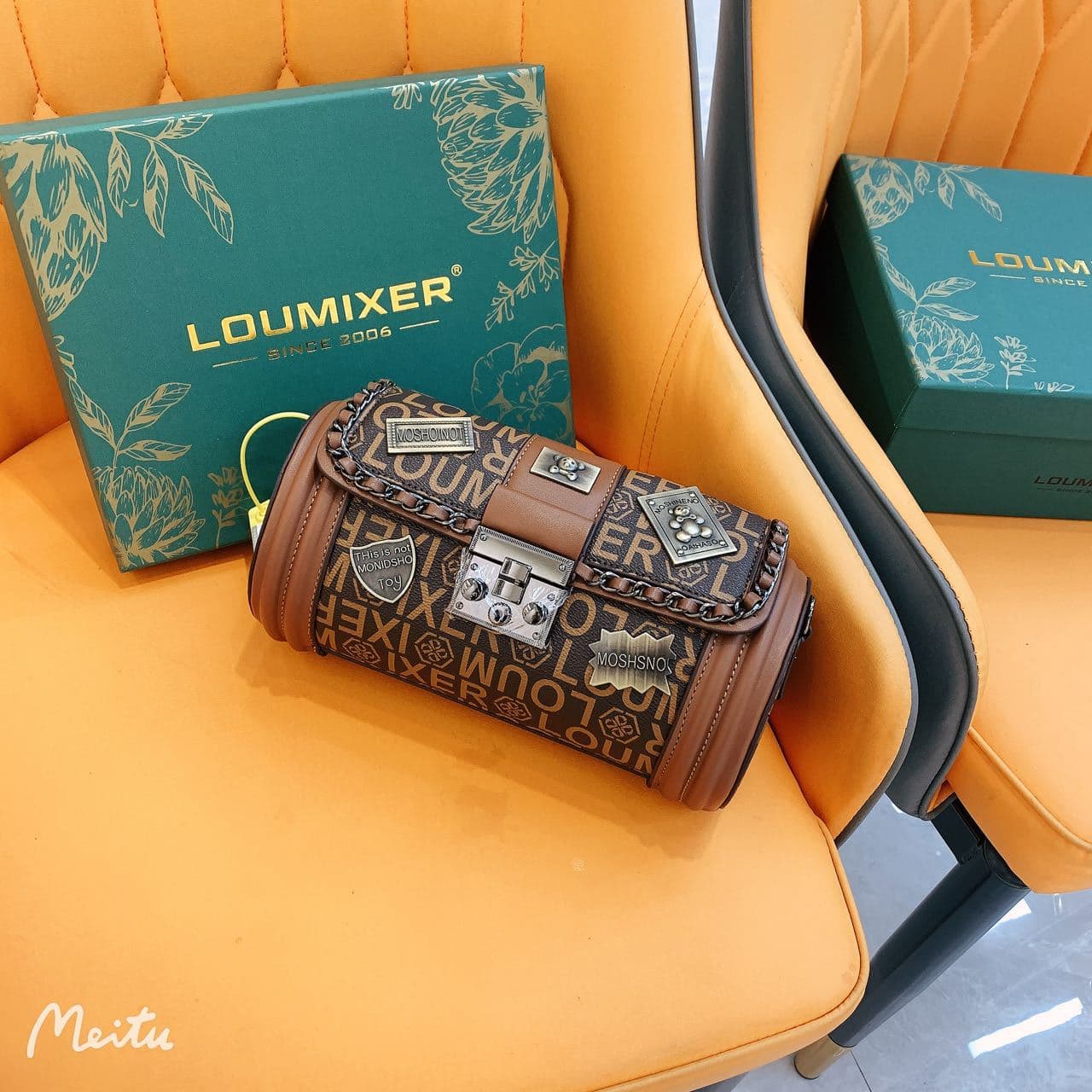 Direct Factory Louis Michel 2022 New Fashion Casual Versatile Cylinder Badge Chain Heavy Craft Women's Bag