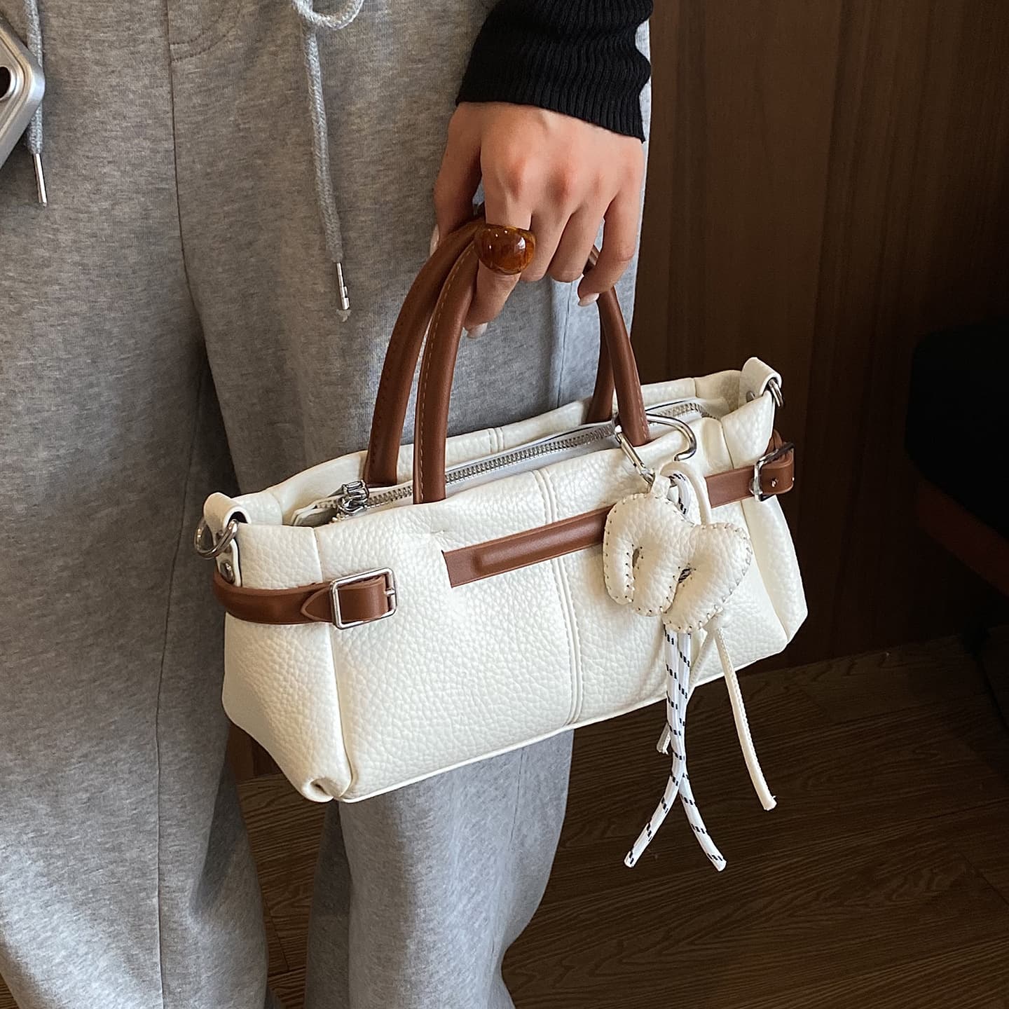 High-end stylish women's small bag 2026 new fashion versatile crossbody bag commuter portable mini baguette bag