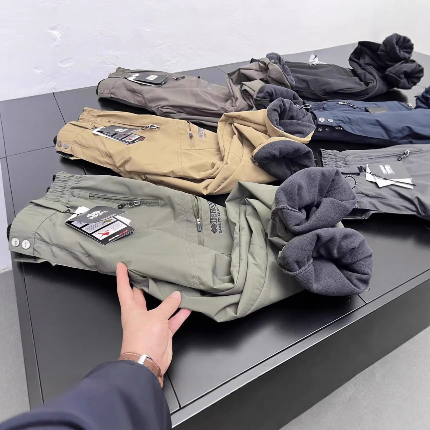 Russian single! Velvet thickened windproof and waterproof trousers with adjustable legs for outdoor sports and leisure mid-high waist multi-pocket trousers