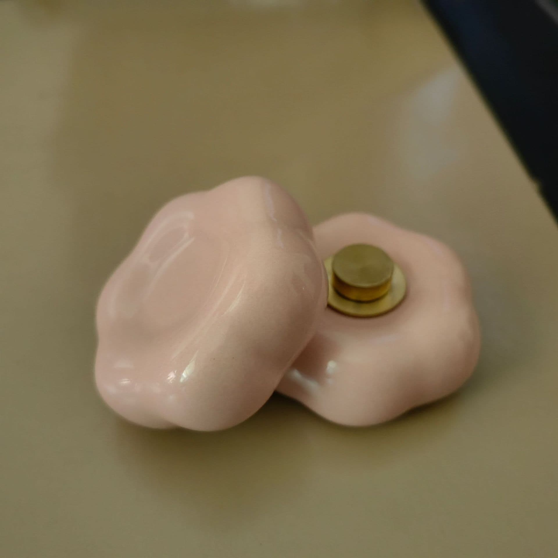 Manufacturer Spinning Ceramic Base, Jingdezhen Ceramic Ornament Rotating Tea Pet Stand, Pure Handmade Ornament Wholesale