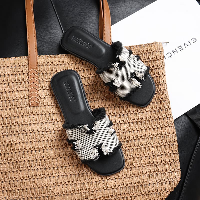Women's Outdoor Slippers 2026 New Trendy Ins Style Summer Sandals Fashionable Beach Flat Casual Versatile Slippers