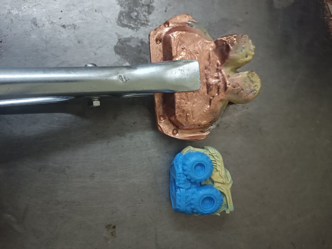 Dongguan manufacturer, professional in various copper spray painting molds, edge molds, clamping molds, and masking films.