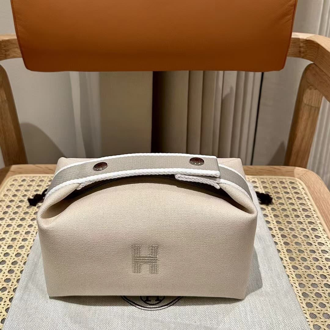 Factory direct sales new version of toiletry bag lunch box bag hand carry cosmetic bag fashionable and versatile commuter bag for women