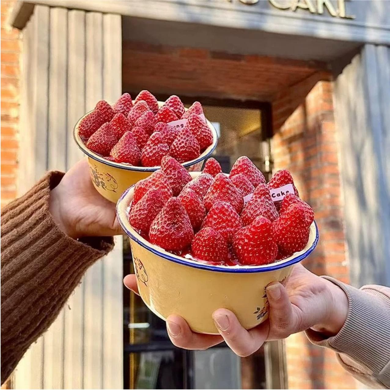 Internet celebrity strawberry cake enamel basin big red flower retro yellow lard basin cake basin strawberry birthday cake decoration