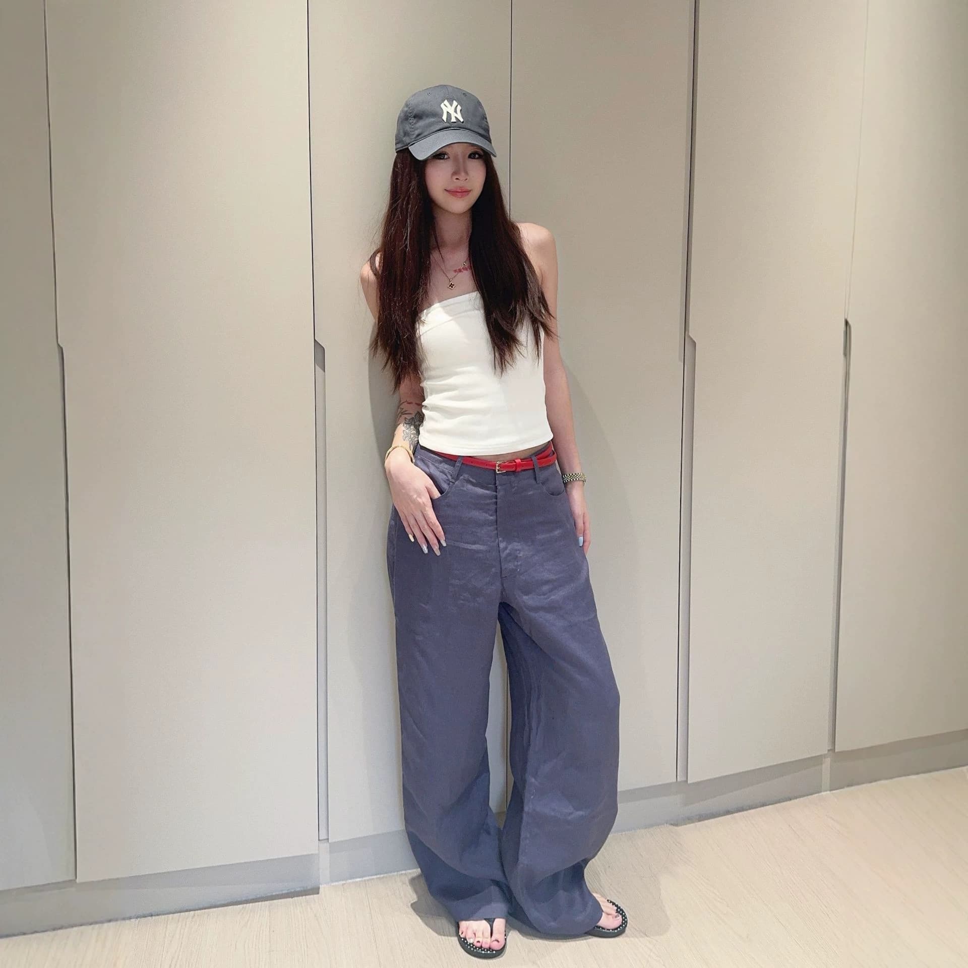 First 100 orders come with a belt. Same style as Oda Airport. Tube top + loose wide-leg women's pants.