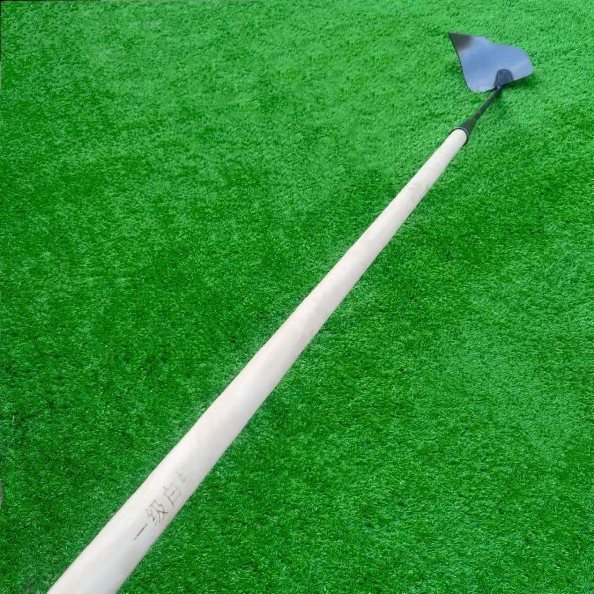 Thickened manganese steel side-tilting hoe for ditching and loosening soil; manganese steel agricultural pointed triangular fertilizer for planting vegetables; large-sized plow.
