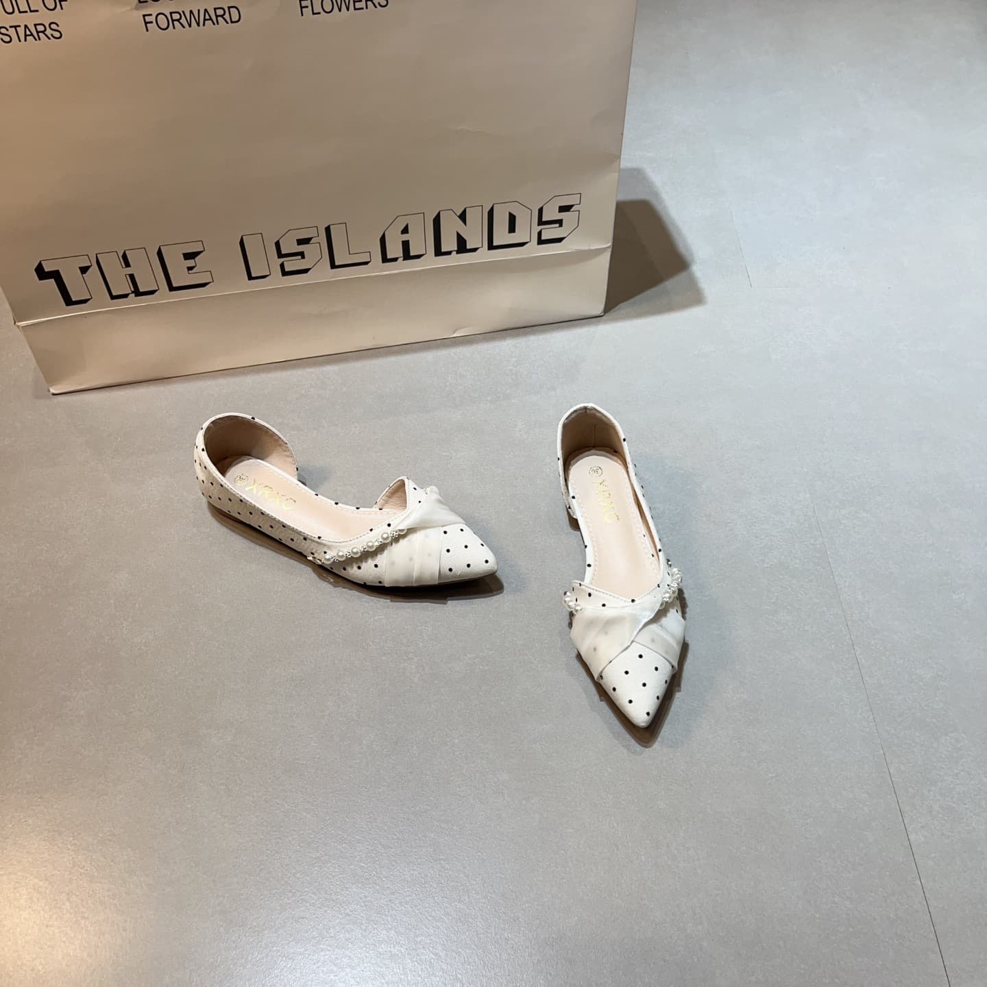 Spring and summer women's shoes polka dot side hollow flat shoes pointed toe shallow mouth flat heel soft sole shoes feminine temperament matching skirt evening style scoop shoes