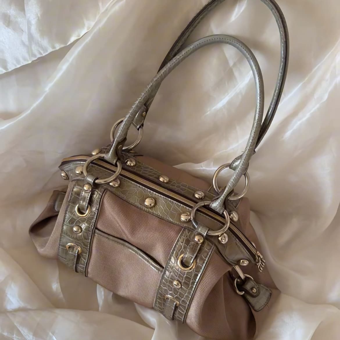 2026 Spring New Bag Versatile Vintage Commuter Shoulder Bag Premium Texture Underarm Bag Rivet Motorcycle Bag