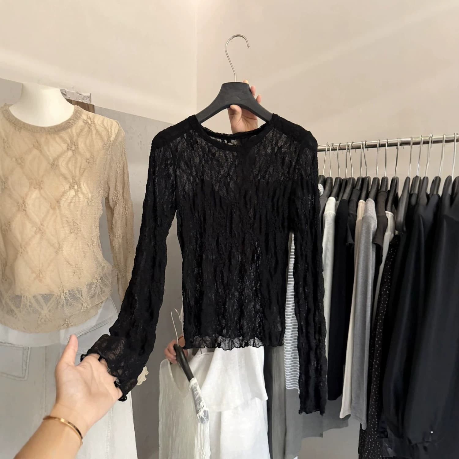 Atmospheric White Lace Long-Sleeve Undershirt Women's Autumn Light Hollow Floral Design Unique Inner Layer Cover-Up
