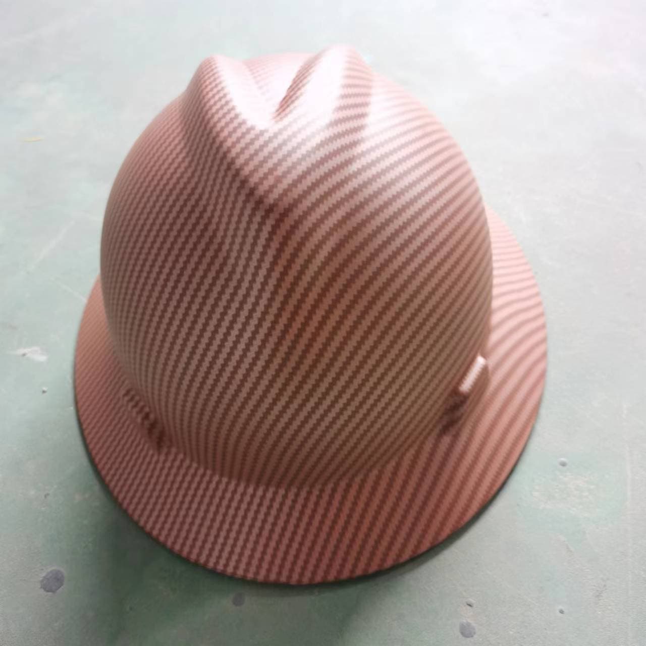 Carbon fiber helmets with wide brims, water transfer printing, protective American standard safety caps, wide-edge knob adjustment, wholesale from source factory mining helmets.