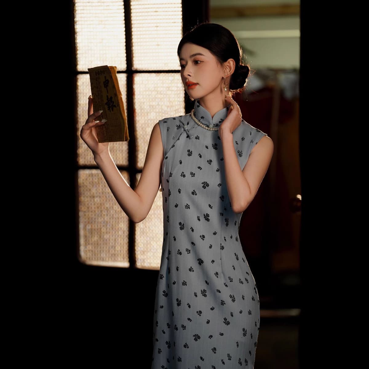 2026 Summer New Hong Kong Style Cheongsam Full Front Opening Velvet Long Cheongsam Young Style Waist-Tightening Sleeveless Cheongsam In Stock