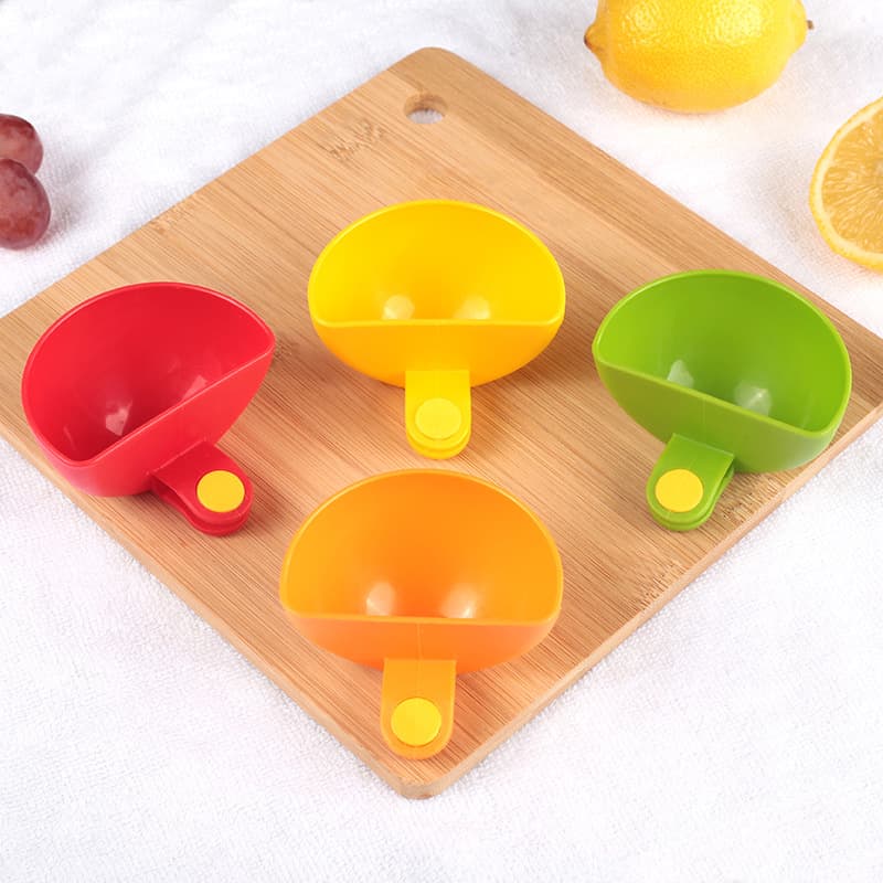 Factory Direct Creative Plastic Clip-On Seasoning Dish, Salad Dressing Container, Dual-Use Clip-On Bowl Plate Snack Spoon