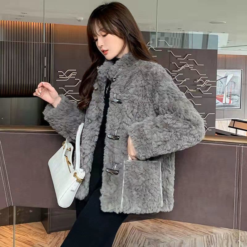 Autumn/Winter 2025 New Lamb Wool Fleece Jacket, Thickened Warm Faux Rabbit Fur Coat with Horn Buttons, Short Women's Style