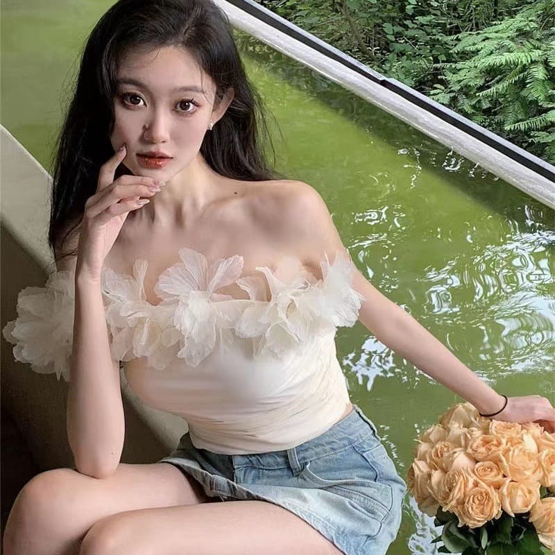 Sweet hot girl camisole women's summer sleeveless sexy short one-shoulder clavicle three-dimensional flower top worn outside