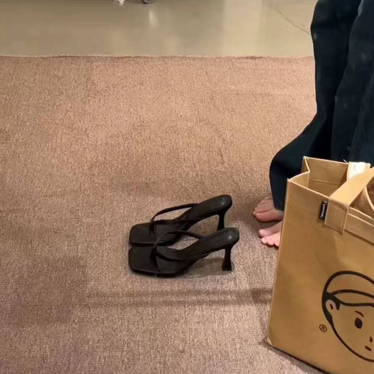 Instagram is super hot~! Soft leather flip-flops for women to wear outside in summer, square toe thongs, stiletto heels, sexy high-heeled sandals