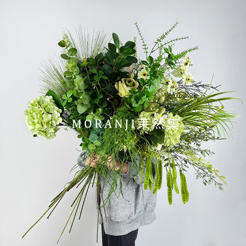 Green artificial flowers for wedding scene decoration, fake tree leaves, forest-style greenery, wedding floral arrangement and landscaping