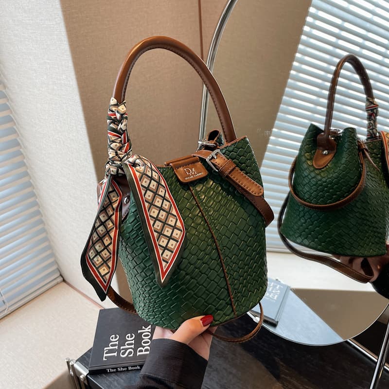 2025 Trending New Retro Commuter Bag for Women, Fashionable and Versatile Shoulder Bag, Woven Bucket Bag, Niche Style