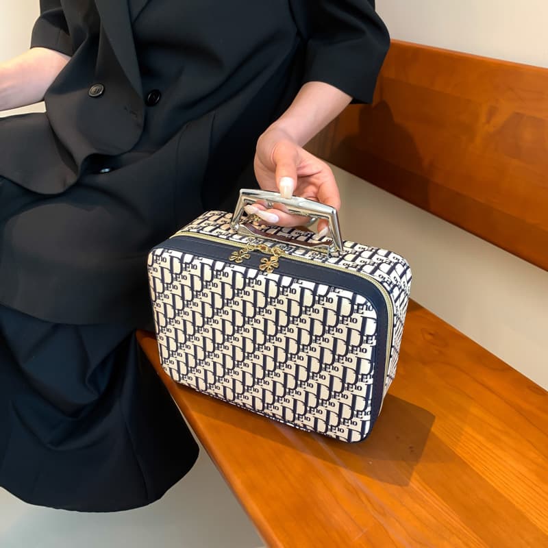Manufacturer wholesale new product internet celebrity high-looking cosmetic bag portable large-capacity festive companion gift box portable cosmetic case