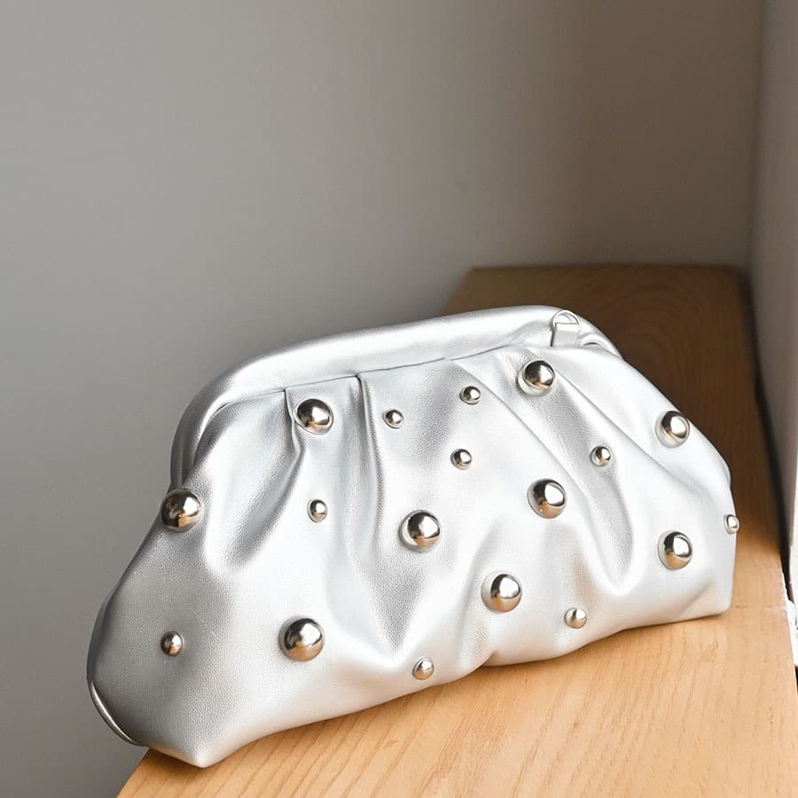 Stylish and simple pleated cloud clutch, gold beads embellished, soft, gentle and versatile, exquisite date evening bag