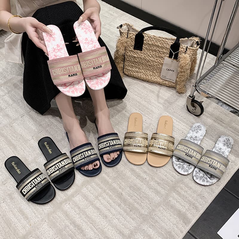 Trendy Korean-style flat sandals for women, summer outdoor fashion with a high-end feel, 2026 new chic style, plus-size beach shoes
