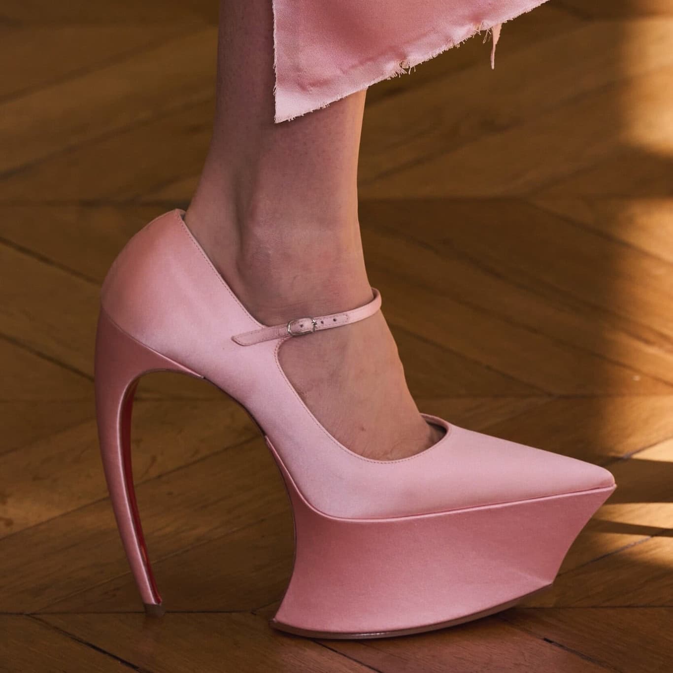 European and American Style Pointed-Toe Stiletto Heels with Red Soles, Runway Fashion, Unique Thin High Heels, Thick Waterproof Platform, Mary Jane Shallow-Mouth Single Shoes for Women
