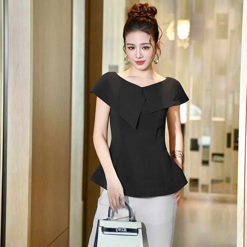 2026 New Summer Women's Clothing, Elegant Commuter Style, One-Line Lapel, Slim-Fitting Waist-Cinching Shirt Top, Black T-Shirt 45235
