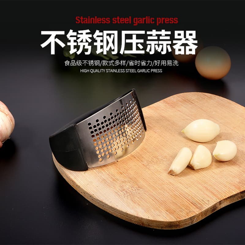 Wholesale stainless steel garlic press with plastic handle, home garlic paste maker, and popular curved garlic press.