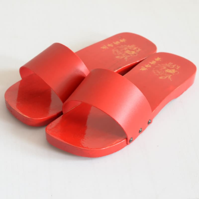 Traditional Chaozhou red wooden clogs for garden use (contact customer service before ordering).