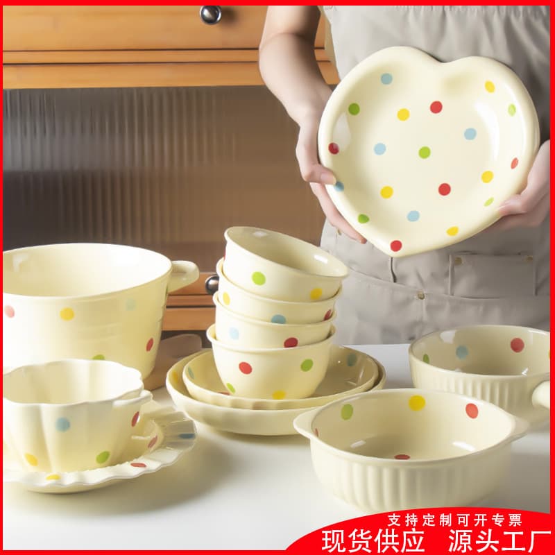 Cute High-Gloss Ceramic Underglaze Color Cream-Style Family and Couple Bowl Set for Dining and Kitchen Use
