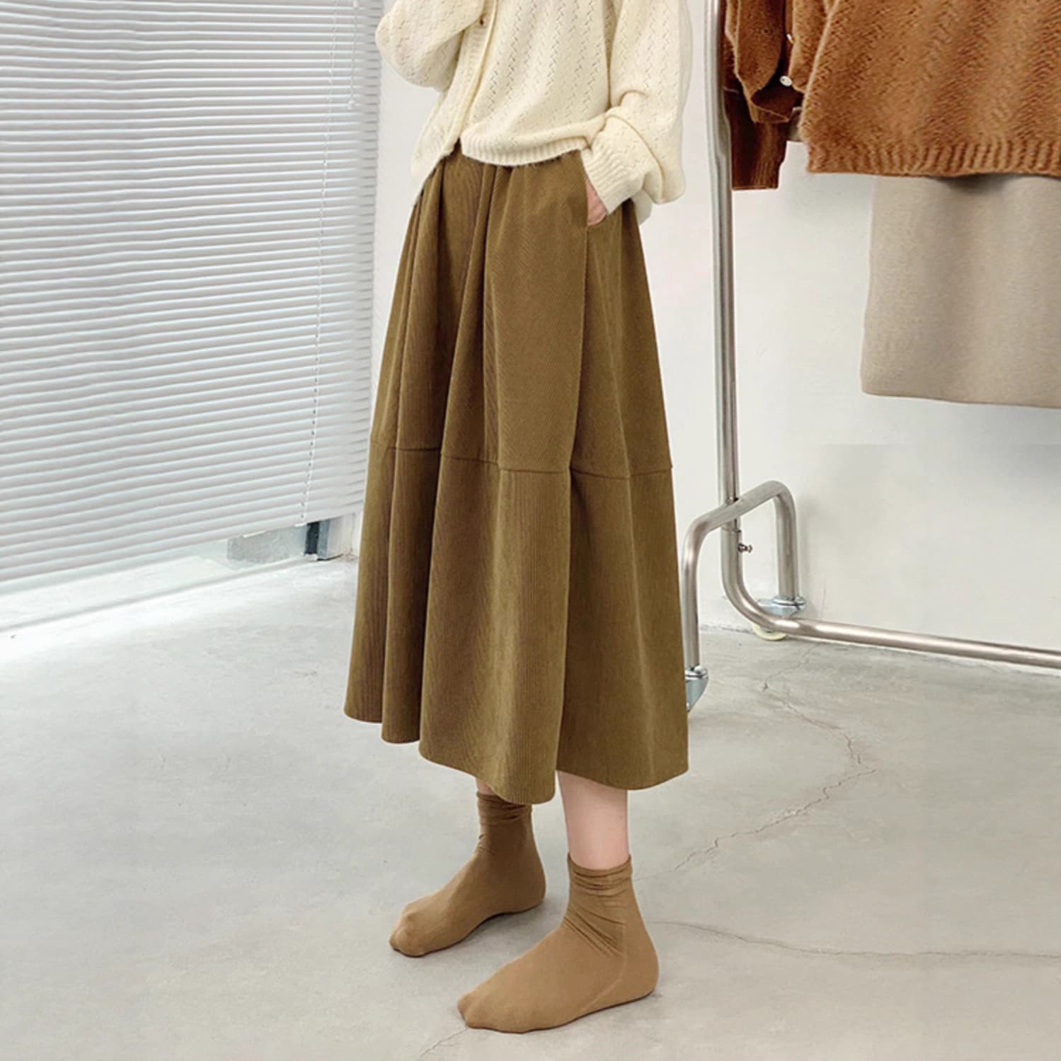 Autumn Maternity Versatile Corduroy Flared Mid-Length Skirt Fall/Winter Slimming A-Line Half Skirt with Fleece Lining