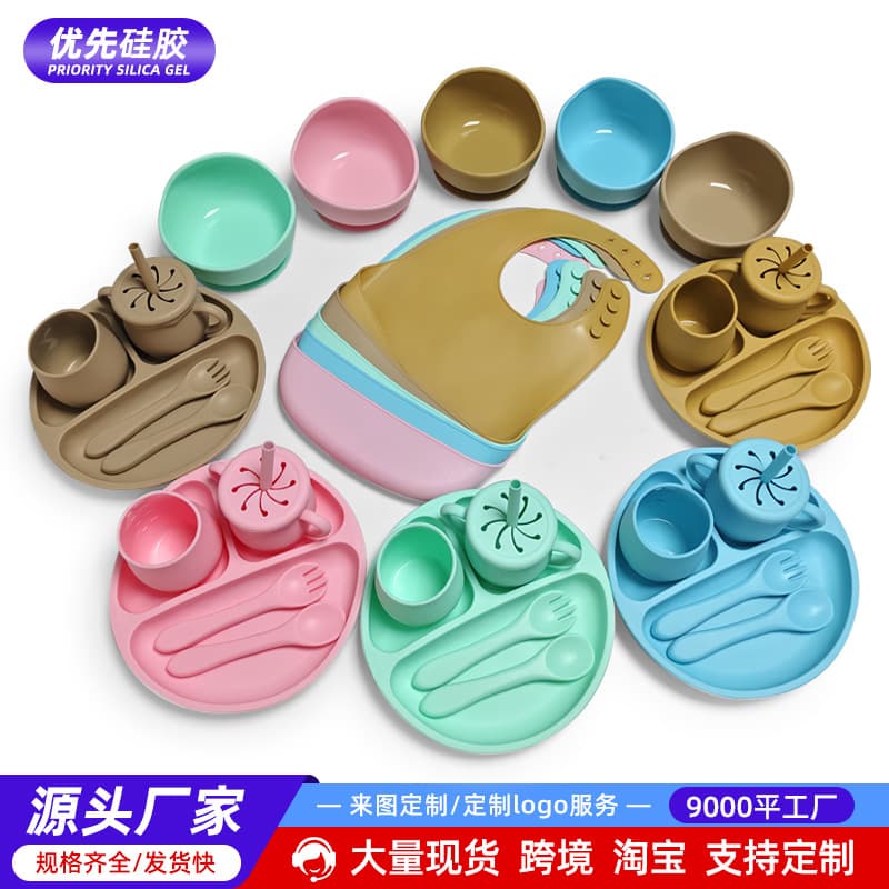 Food-grade silicone children's dinner plate, high-temperature resistant suction cup baby food tableware set.