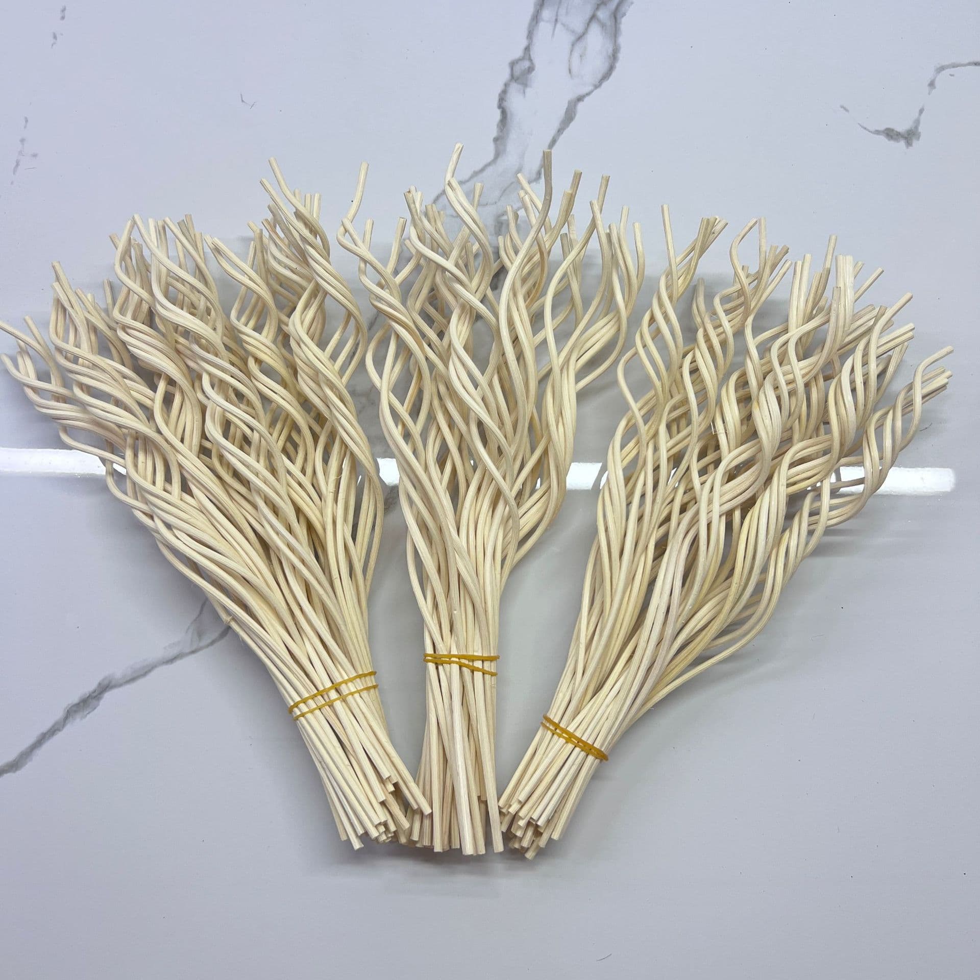 Factory wholesale flameless aromatherapy reed sticks, diffuser sticks, wood perfume diffuser sticks, and accessories for aromatherapy essential oils. Simple and elegant design.