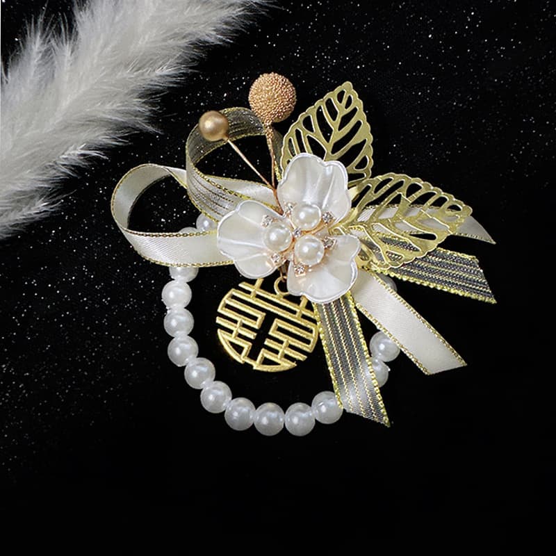High-end off-white bridal wrist corsage, fresh and elegant bridesmaid and maid of honor bouquets, super fairy-like and beautiful groom's wedding corsage