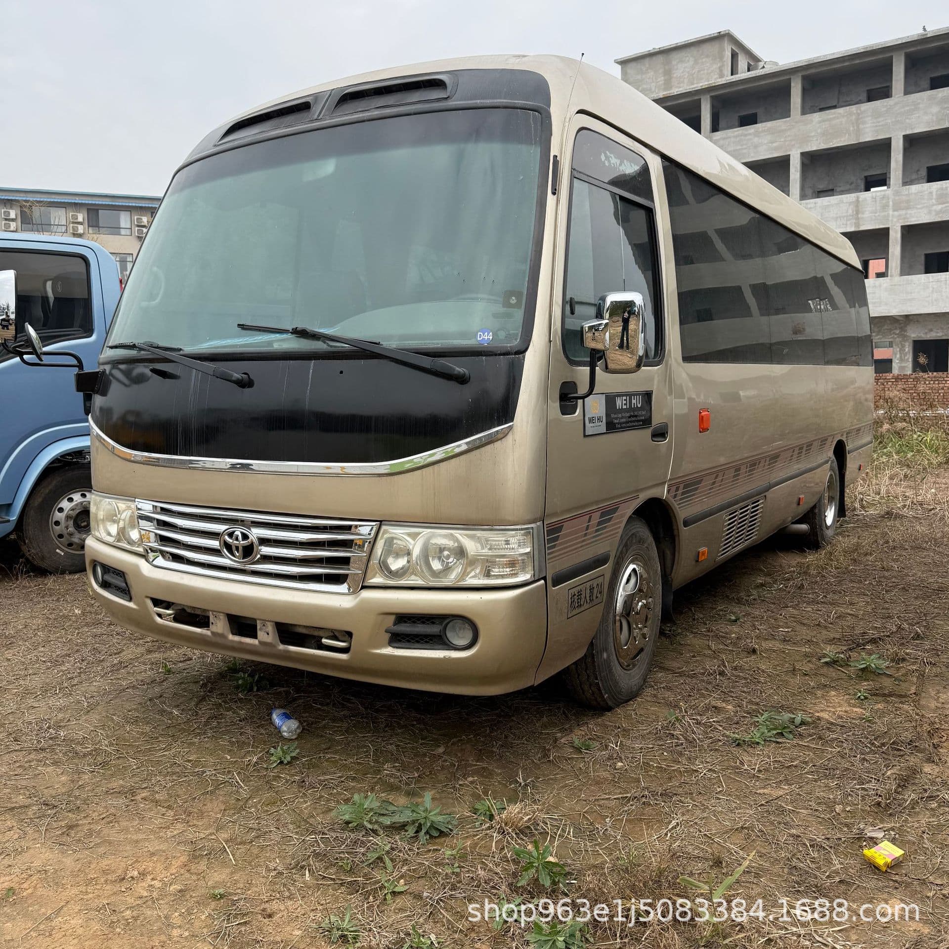 Export used Toyota 23-seater Coaster minibus with automatic door, 4-cylinder Yutong small to medium-sized minibus