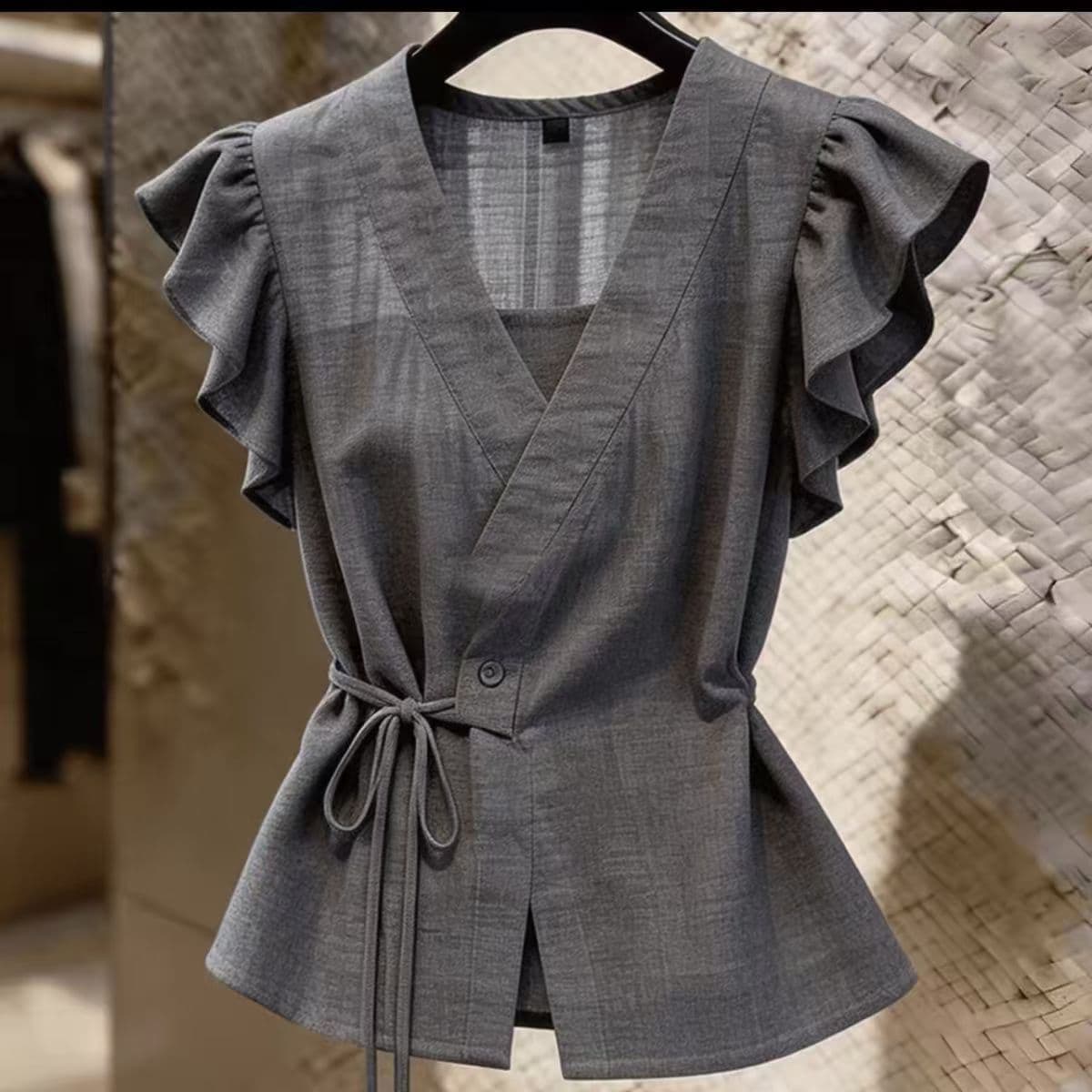 Korean-style designed short-sleeve shirt, cinched waist, slimming and youthful, 2026 summer new arrival, niche, chic, and versatile