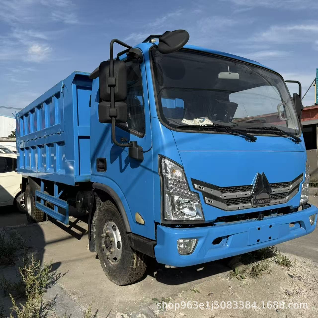 For Export, Right-Hand Drive Howo Dump Trucks and Small Light Trucks Can Be Modified. Howo Various Models Are Exported to Africa