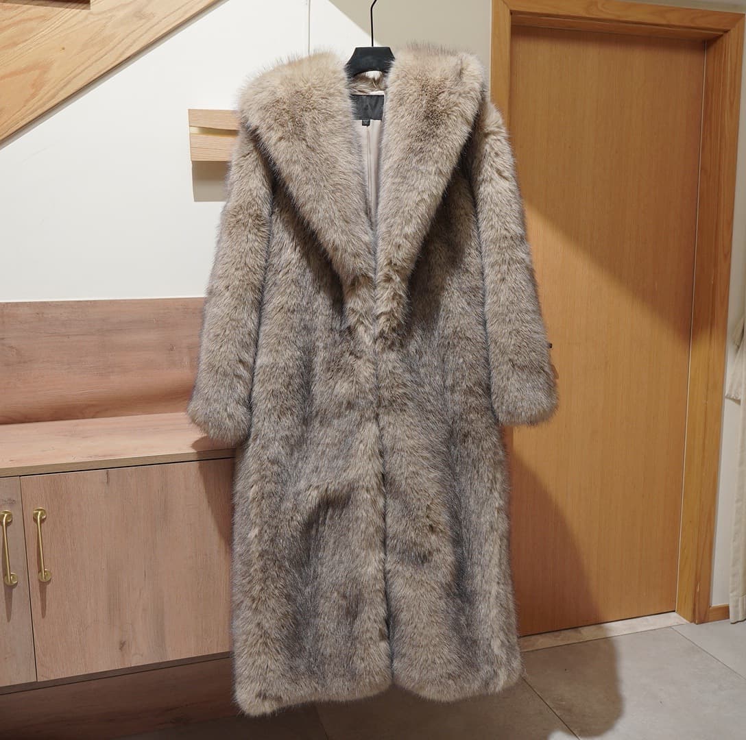 Original European and American Women's Clothing Wholesale Long Faux Fur Coat with Hood 8490/824