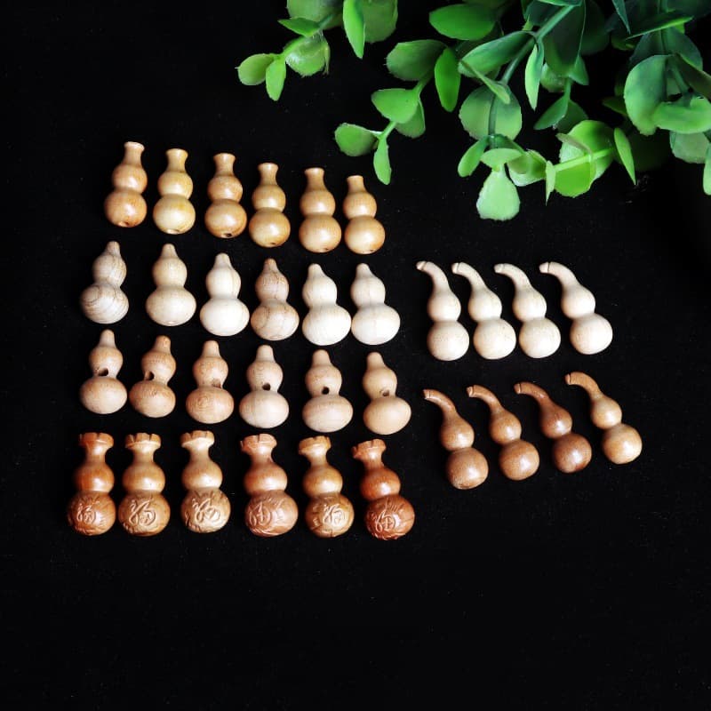 Shandong Qiaolinglong peach wood carved small gourd crooked head gourd diy jewelry accessories peach wood crooked head gourd peach wood