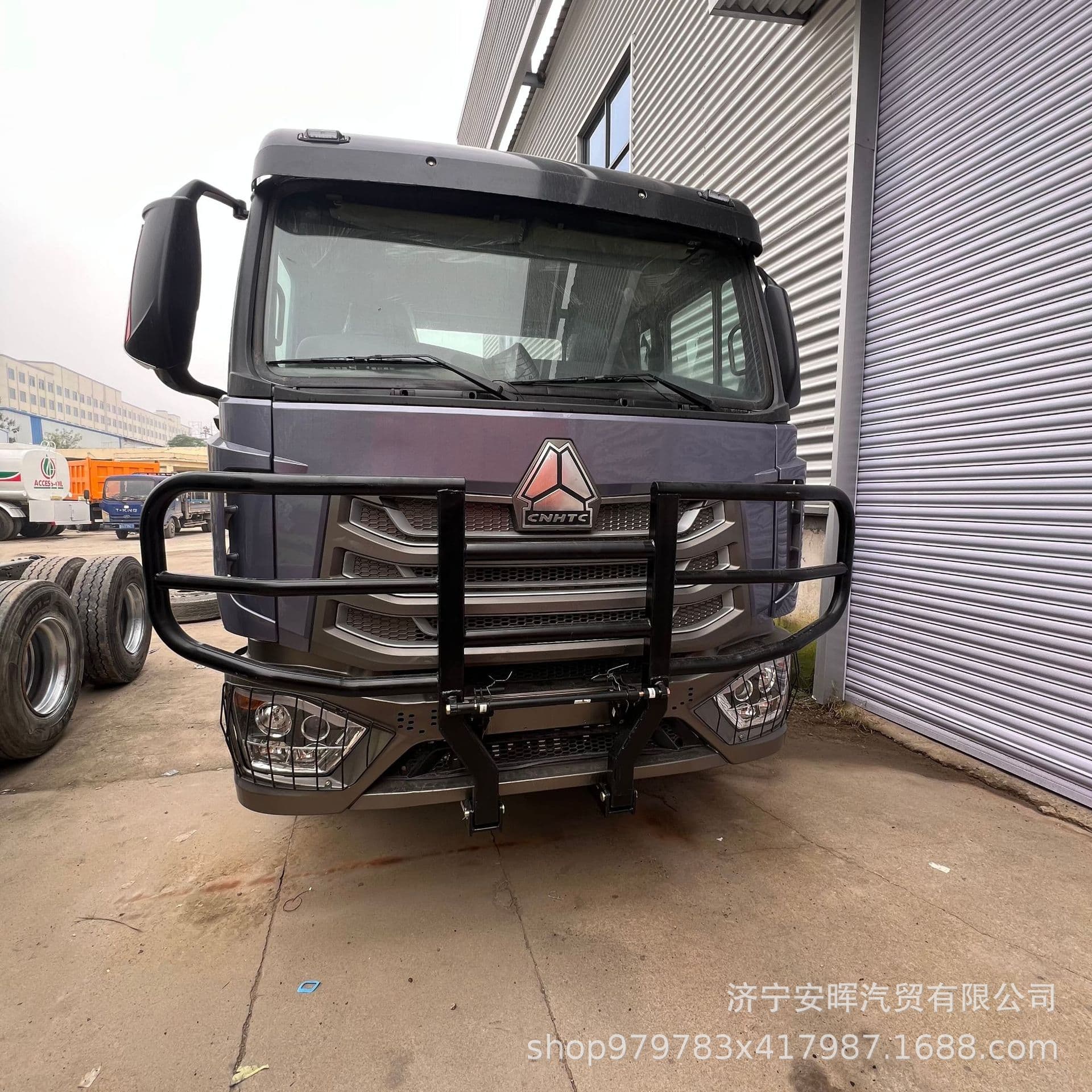 Export China Sinotruk HOWO High Horsepower Tandem Drive Tractor, HOWO Rear 8-Wheel Heavy Truck Fuel Trailer Head