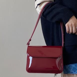 Hong Kong Retro Wine Red Shoulder Square Bag Patent Leather Shiny Underarm Bag 2026 Fashion Versatile Handheld Crossbody Bag