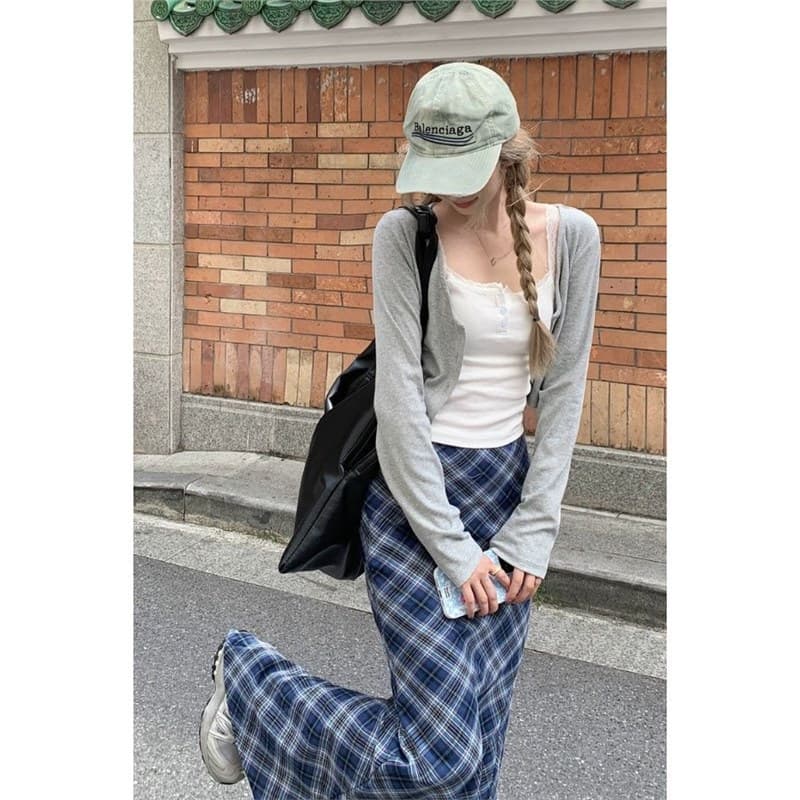 Early autumn outfit set: Women's long-sleeved cardigan, camisole, short jacket, plaid skirt, sweet and cool three-piece set