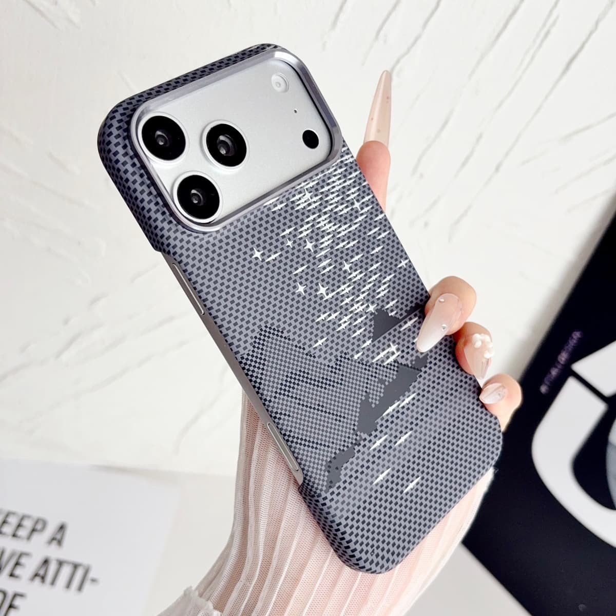 Suitable for iPhone17PROMAX Kevlar magnetic half-pack mobile phone case Apple 16 carbon fiber protective cover 15