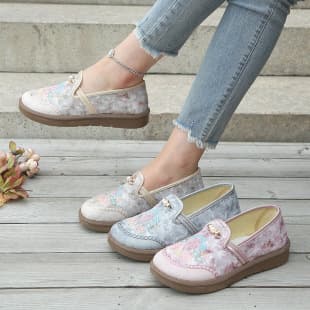 2026 new Chinese style embroidered flats for women, soft sole breathable mother shoes, middle-aged and elderly flat casual shoes wholesale