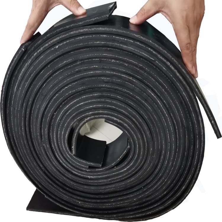 Factory wholesale of reinforced rubber mats with fabric, wire clips, steel wire, and steel plates; thickened rubber insulating mats for construction sites.
