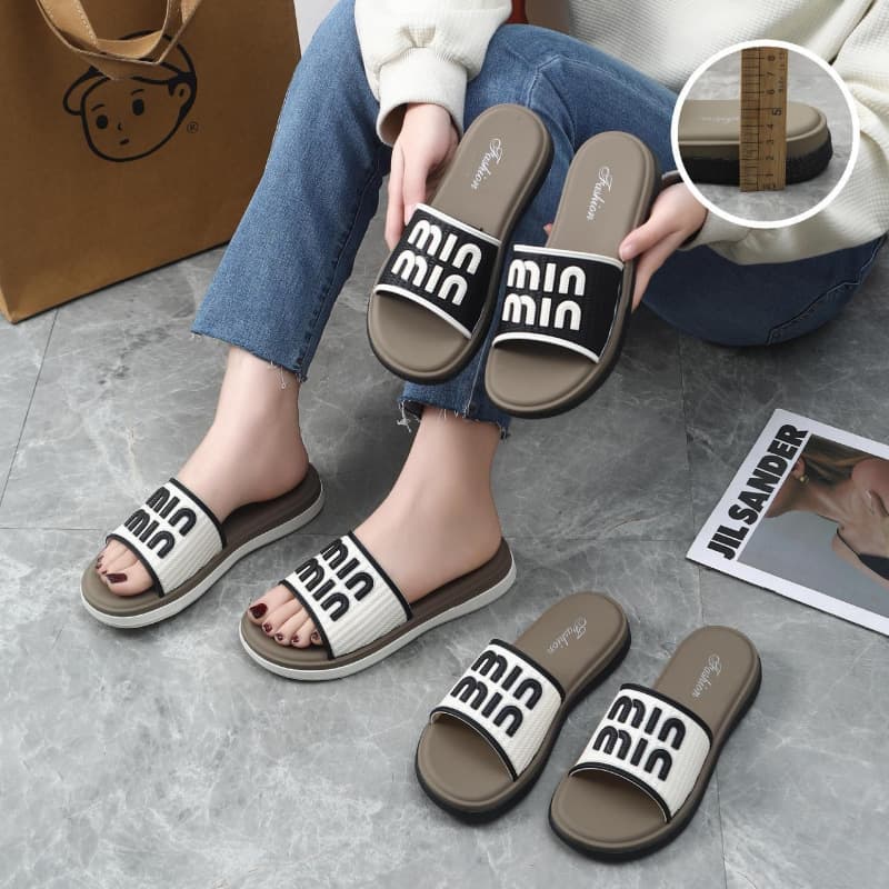 Women's Outdoor Sandals 2025 New Style Flat Slip-On Embroidered Chanel-Style Letter Beach Shoes Elegant Shoes