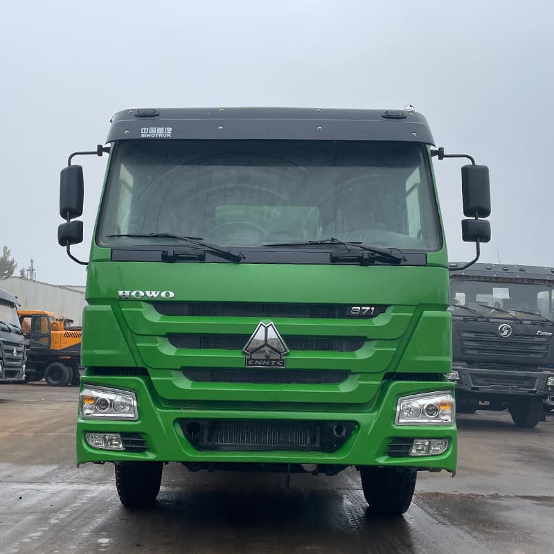 Long-term sale: HOWO 8x4 oil tankers, 20-cubic meter diesel and gasoline mobile refueling vehicles, new tires